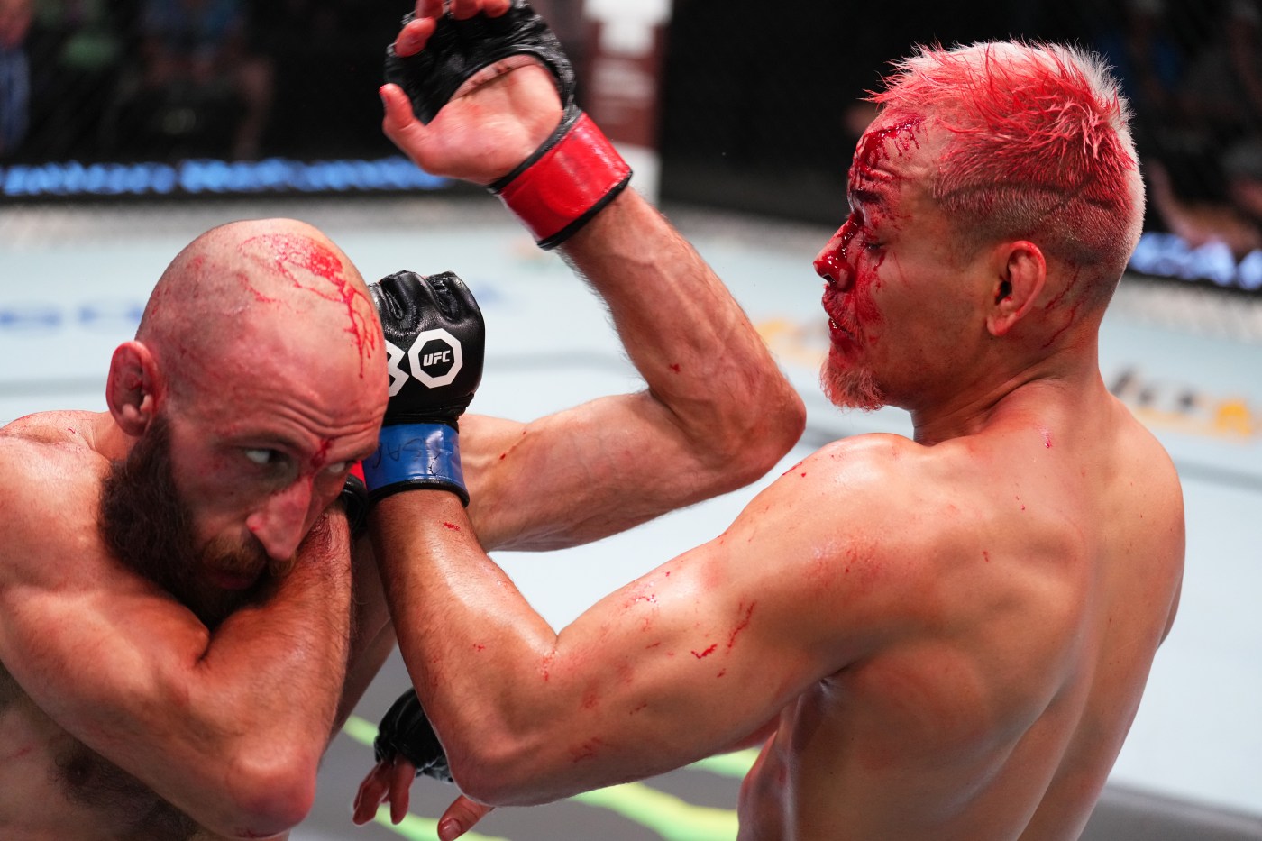 Elves Brener bloodied while battling Guram Kutateladze at UFC Apex